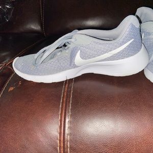 Women’s Nike shoe